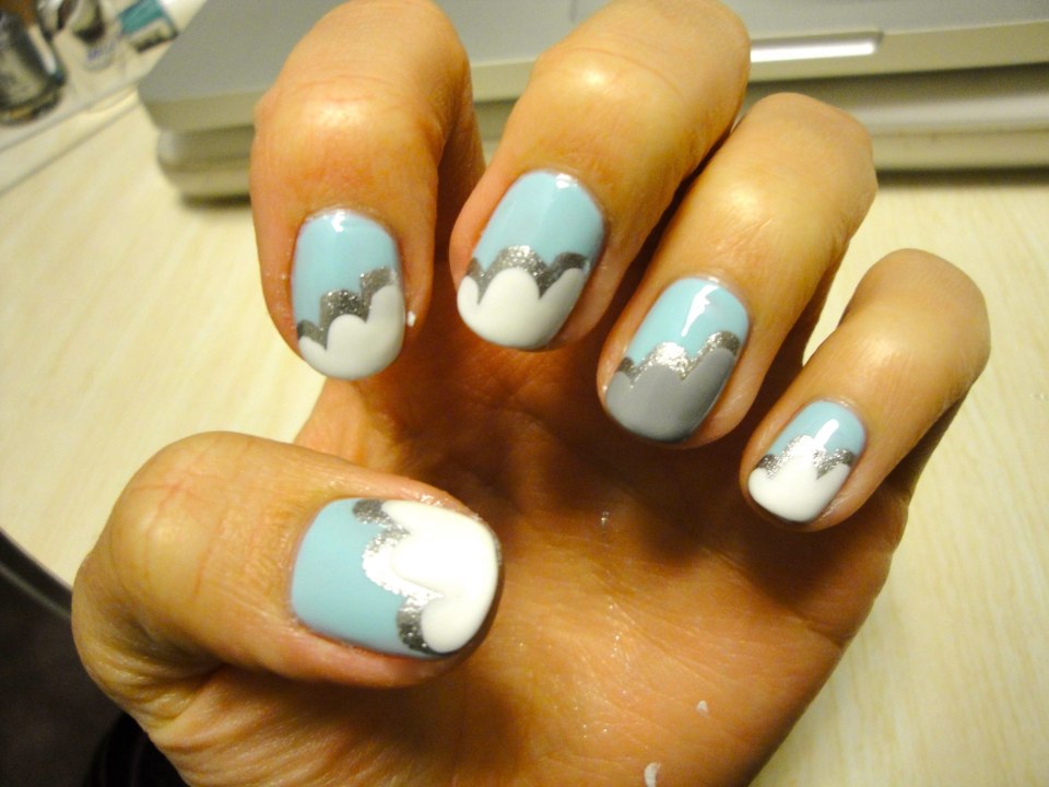 Голубой маникюр с облачками