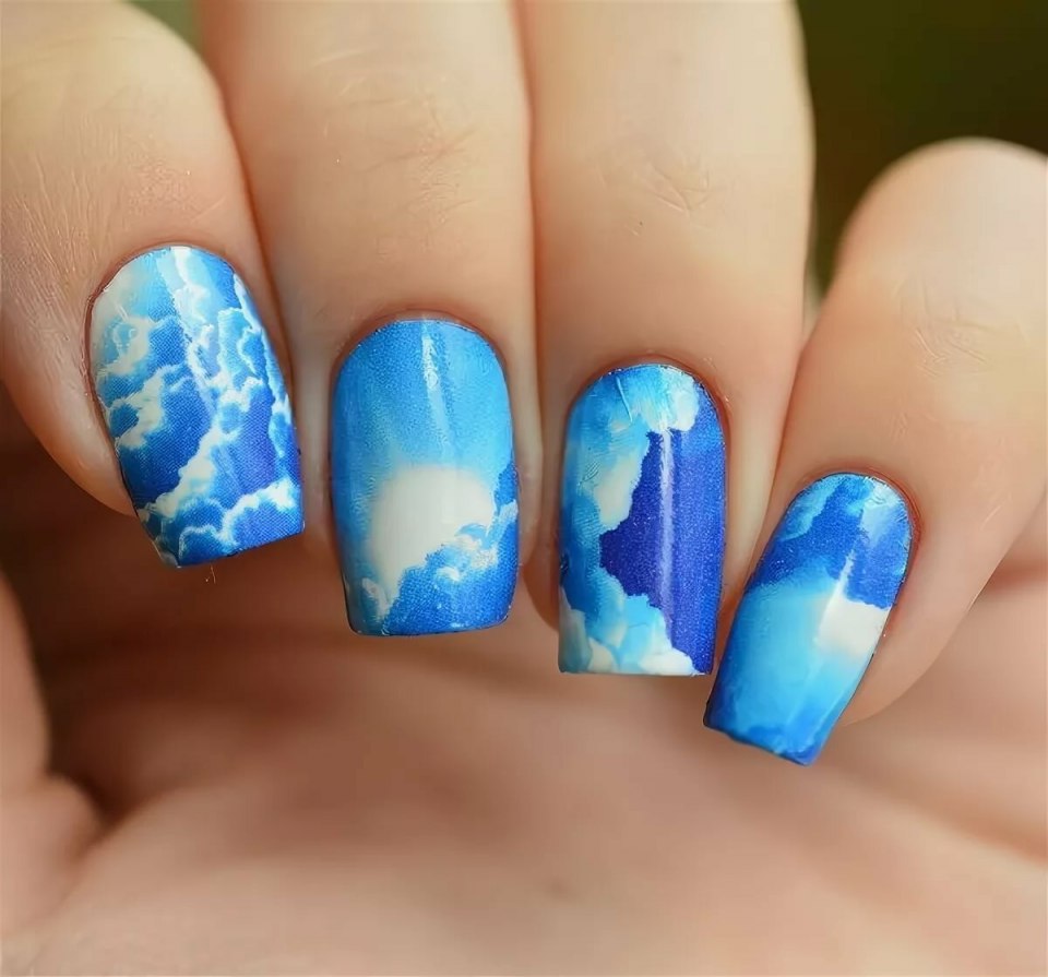 Голубые ногти с облаками