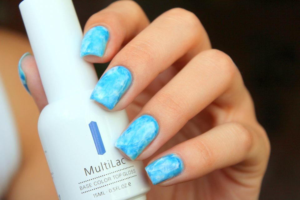 Голубые ногти с облачками