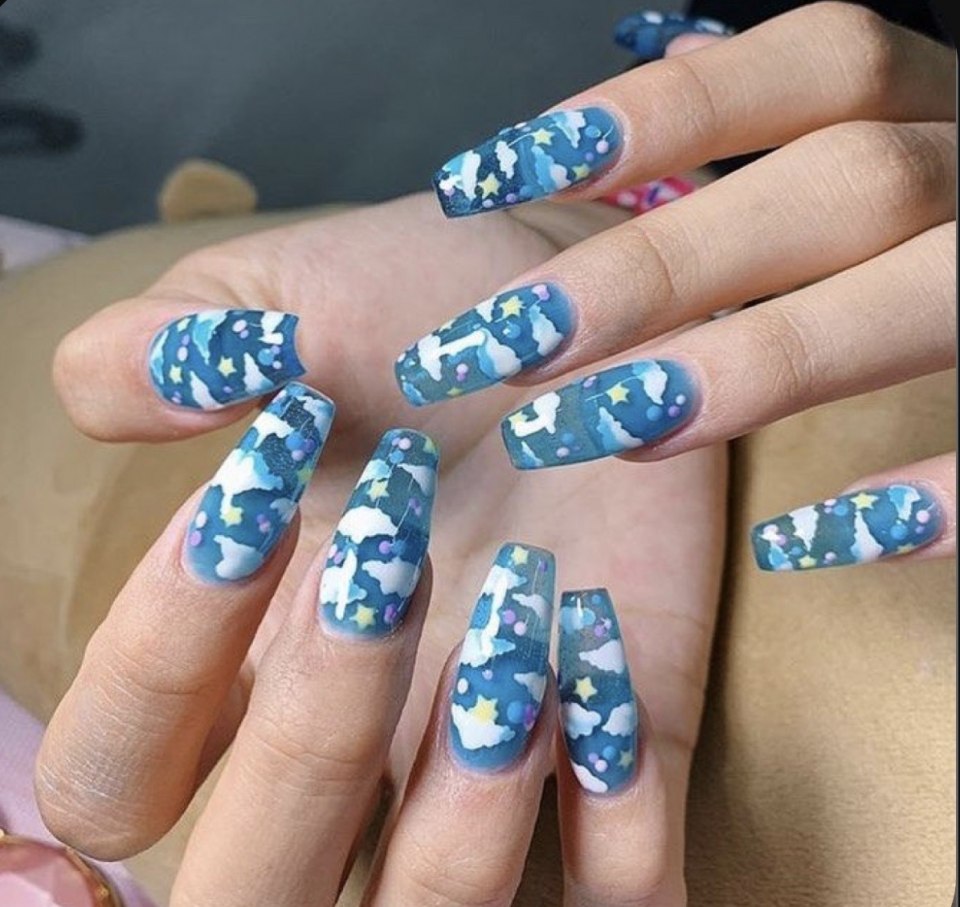 Красивый маникюр с облаками