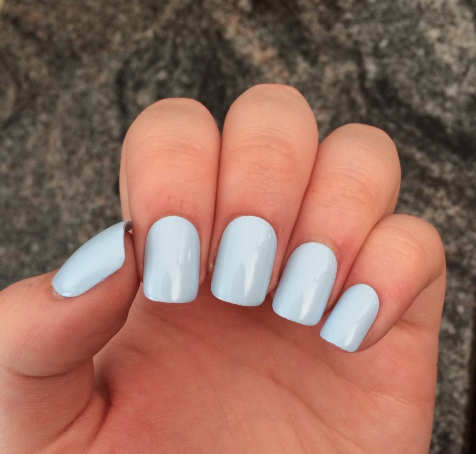 Светло голубые ногти