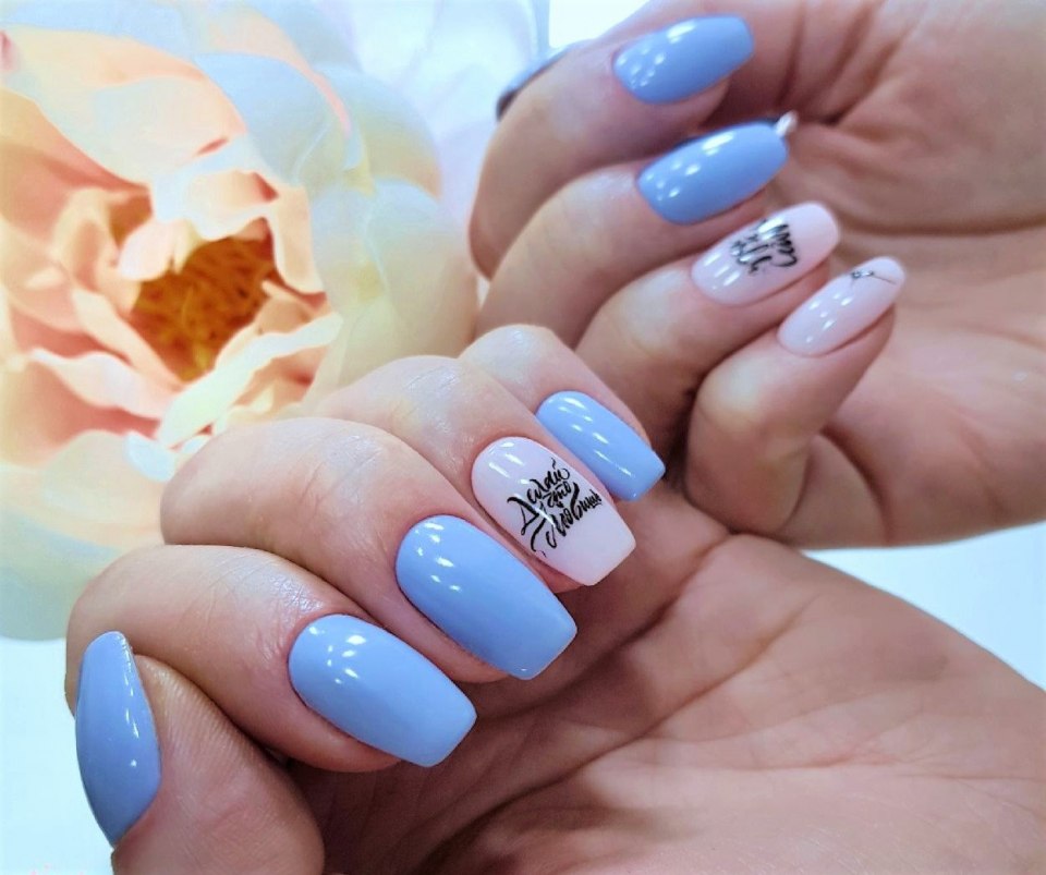Голубые ногти с наклейками