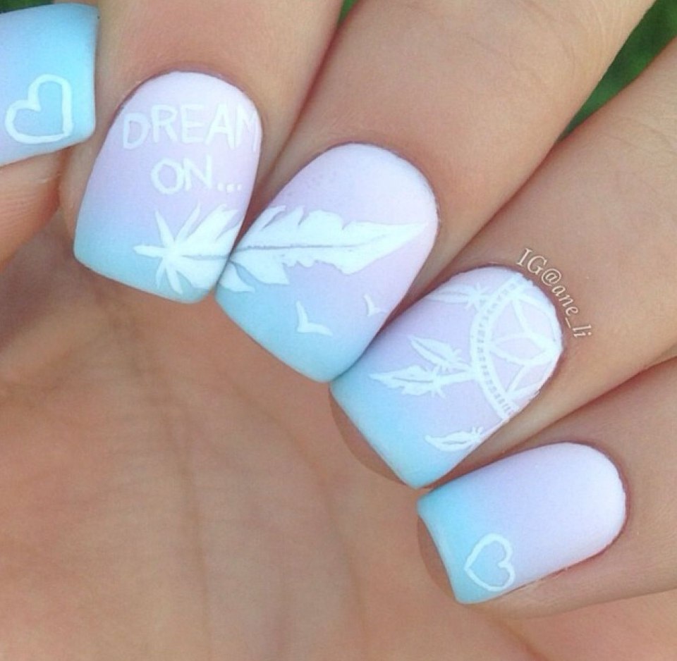 Маникюр нежно голубой с перышком