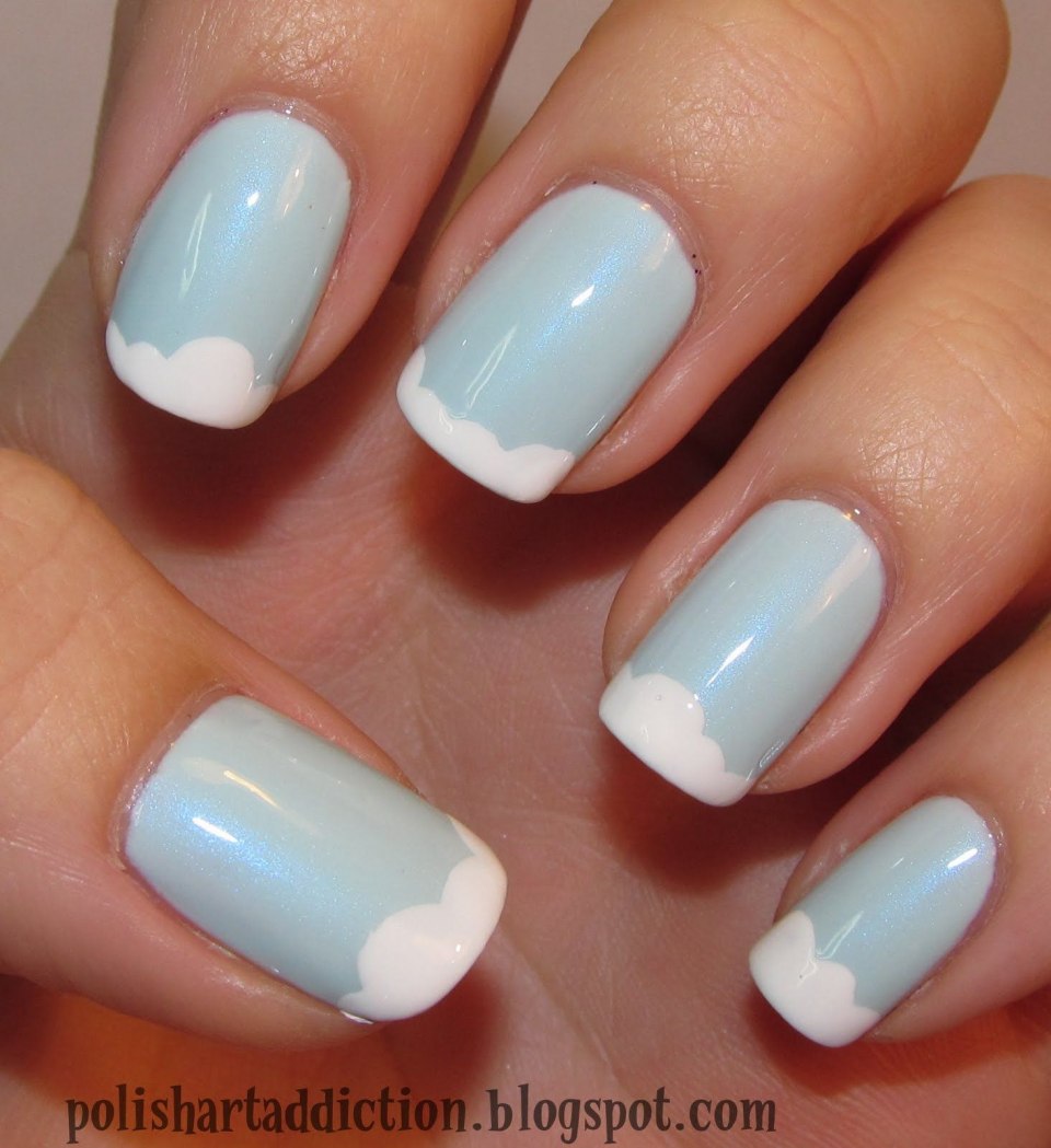Маникюр с облаками