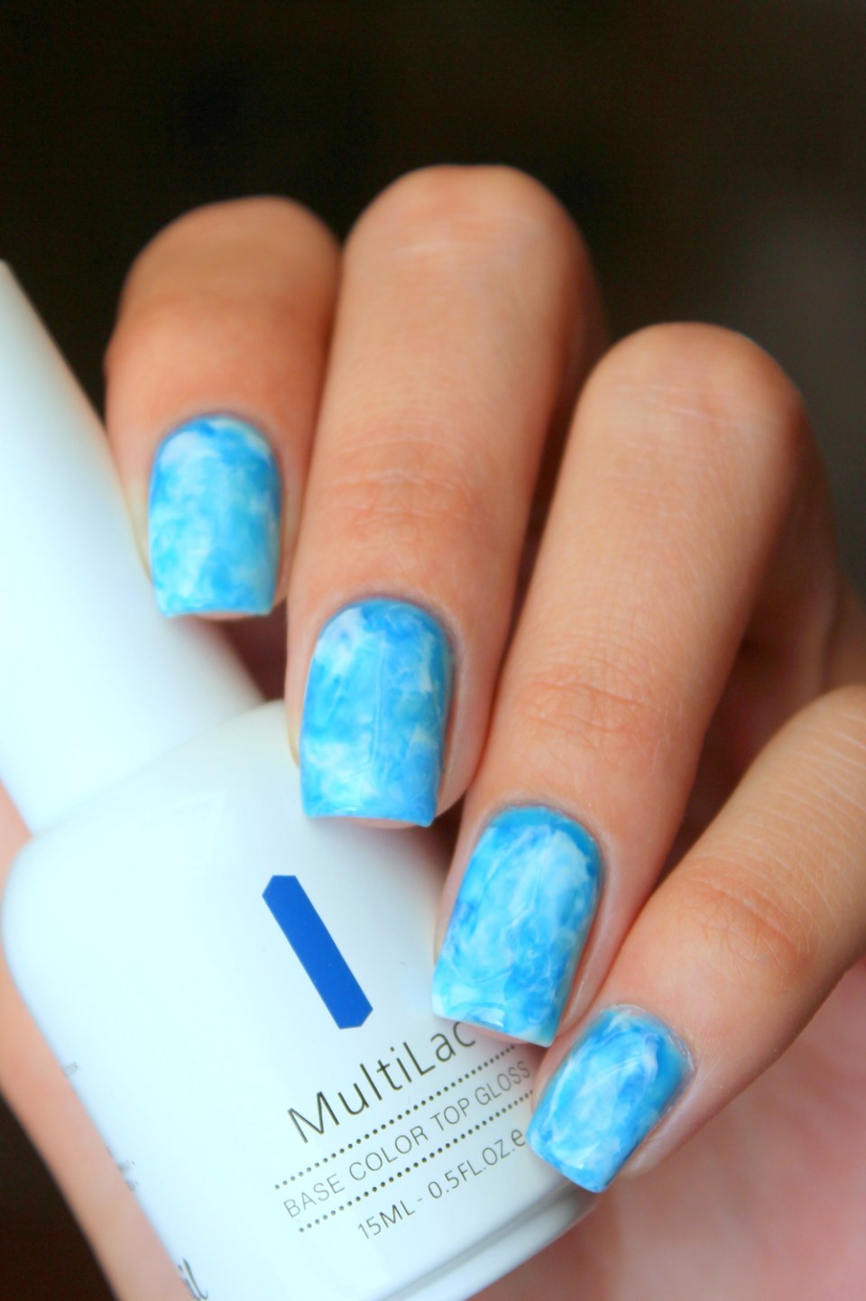 Голубой маникюр с облачками