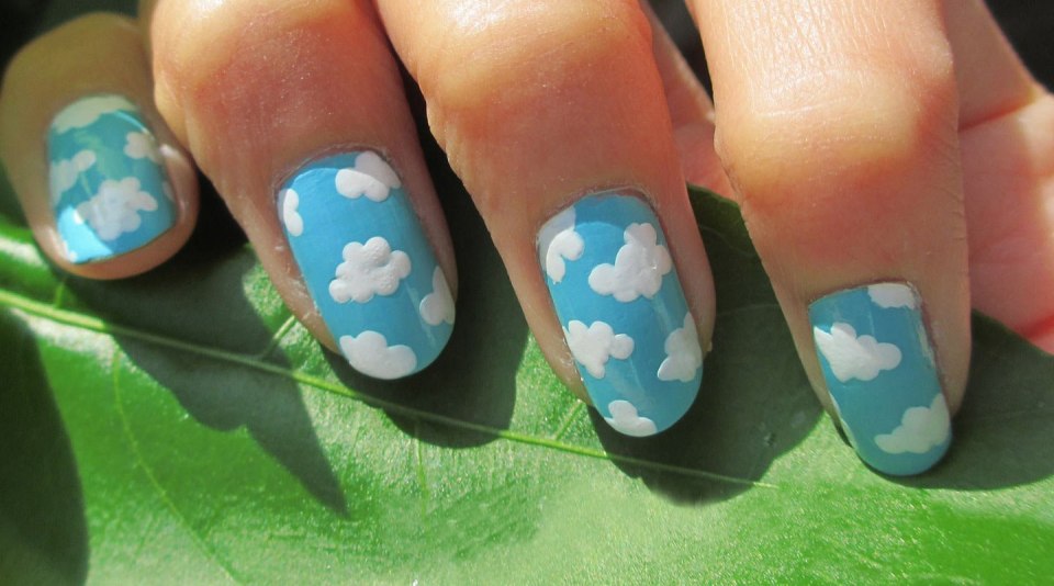 Маникюр ногтей с облачками