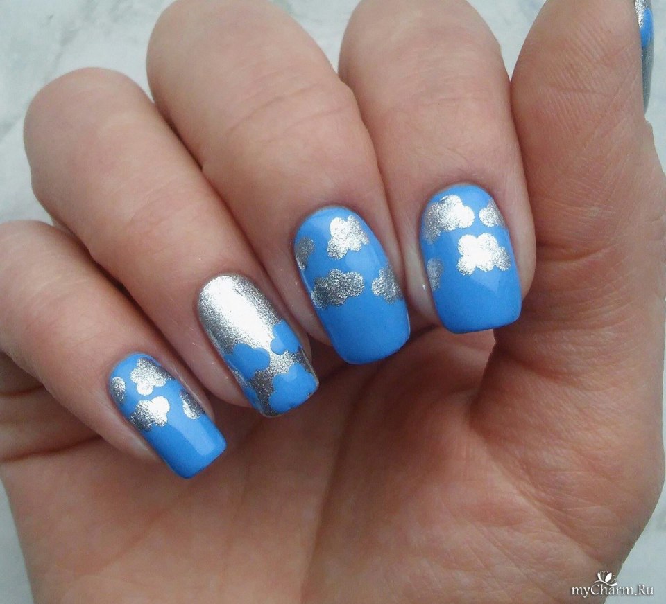 Голубой маникюр с облаками