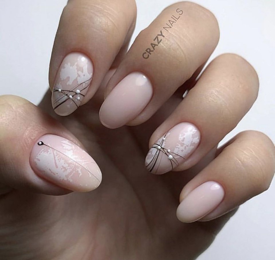 Бежевый маникюр с паутинкой