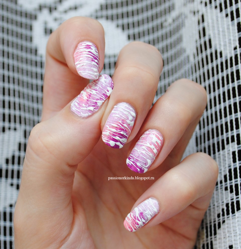 Розовый маникюр с ниточками