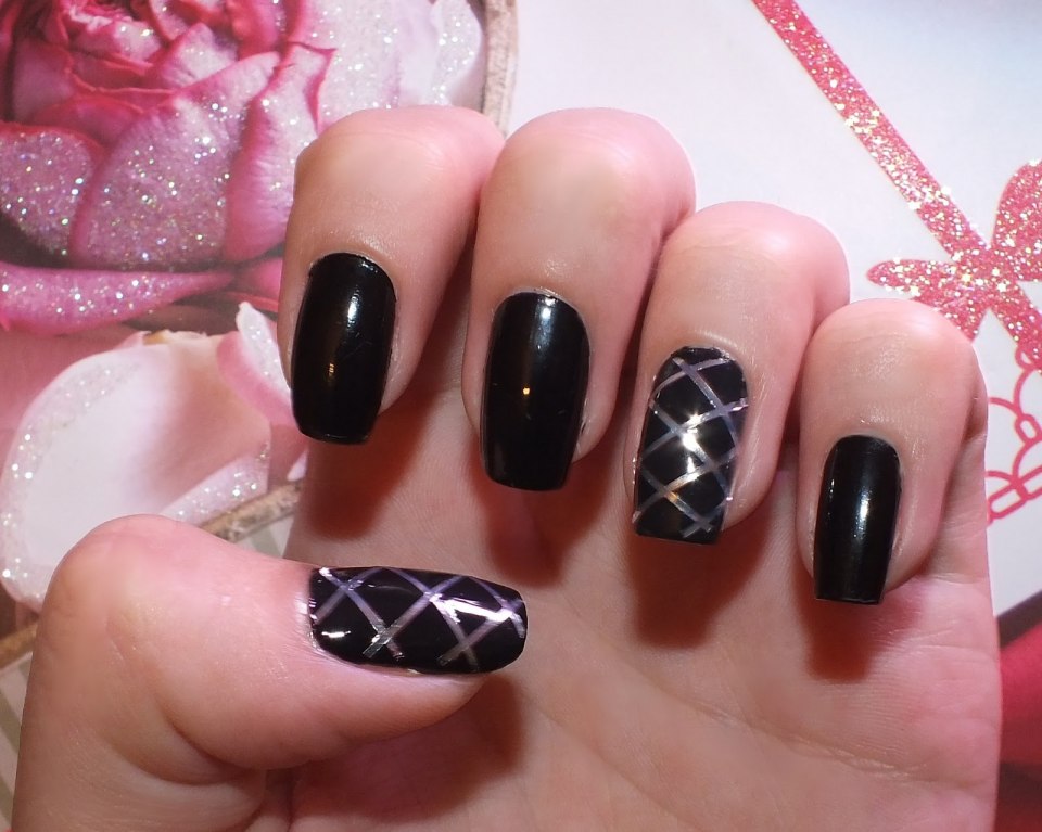 Темный маникюр с лентой