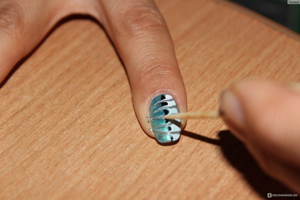 Узоры на ногтях зубочисткой