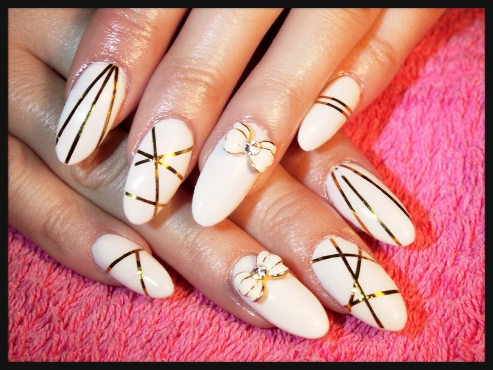 Ногти с золотой лентой