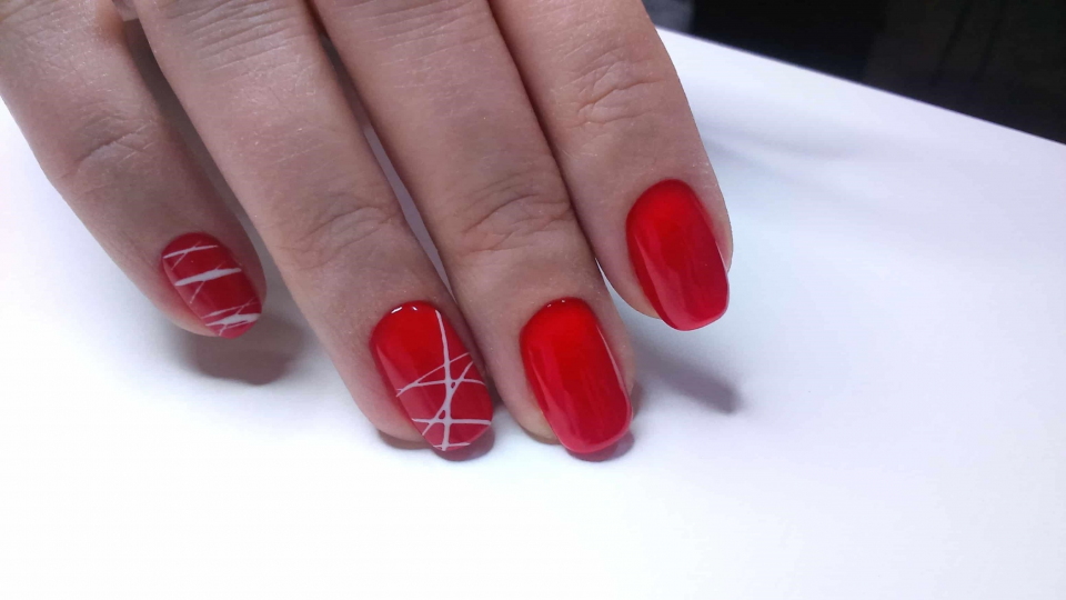 Красный маникюр с паутинкой