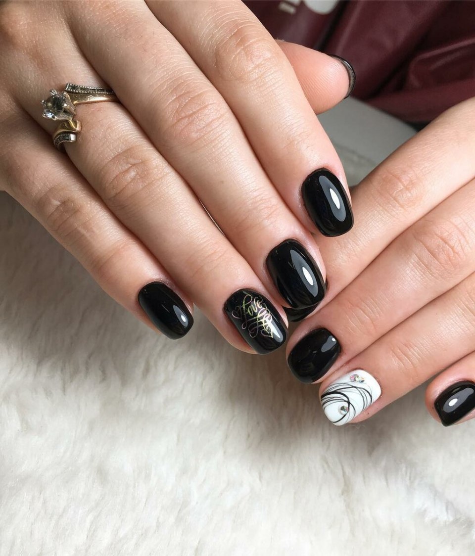 Тёмный маникюр на средние ногти