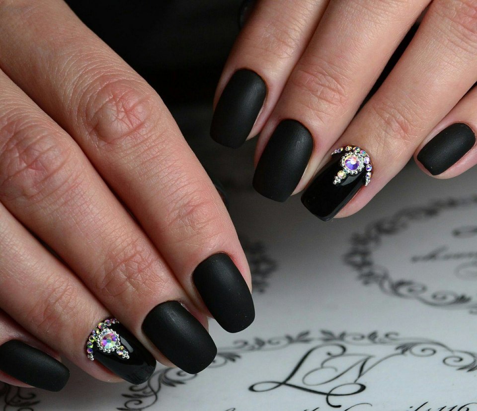 Маникюр с черным оттенком