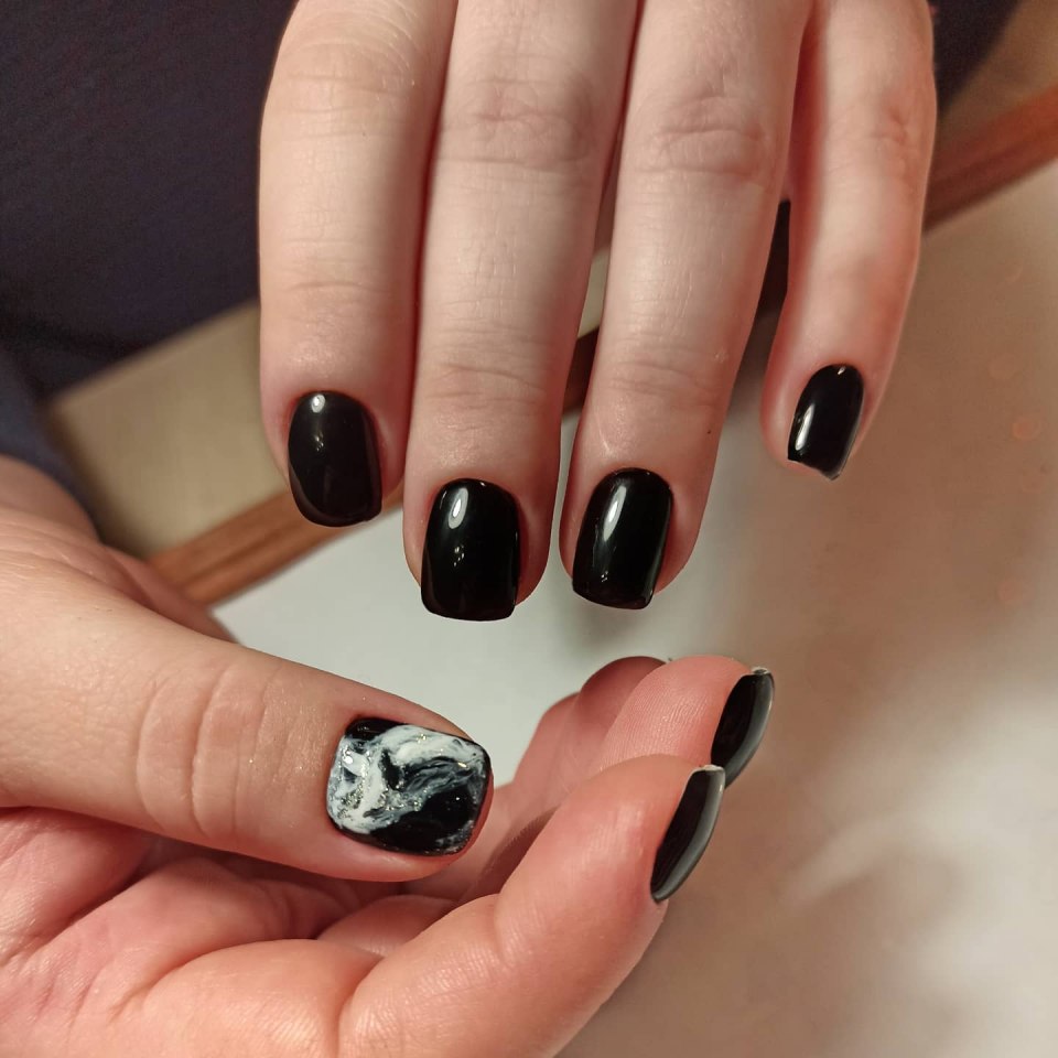 Тёмный маникюр на короткие ногти 2021