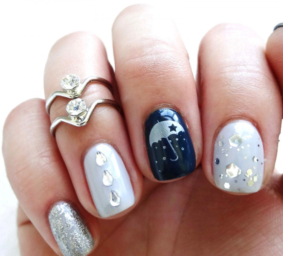 Матовый однотонный маникюр с капельками