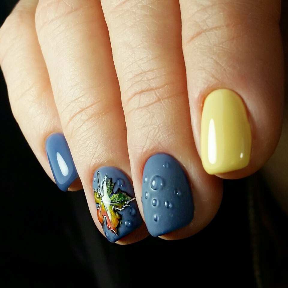 Голубой матовый маникюр с капельками