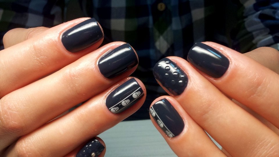 Матовый маникюр с капельками