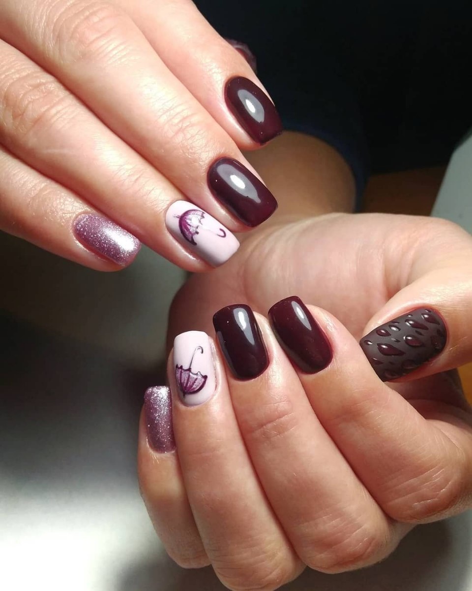 Голубой френч на ногтях с капельками