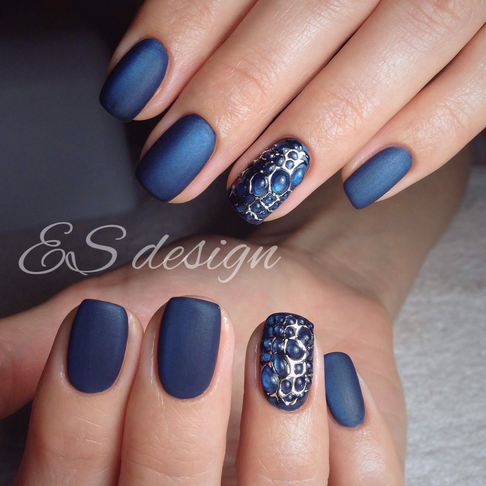 Маникюр ярко зеленый с капельками