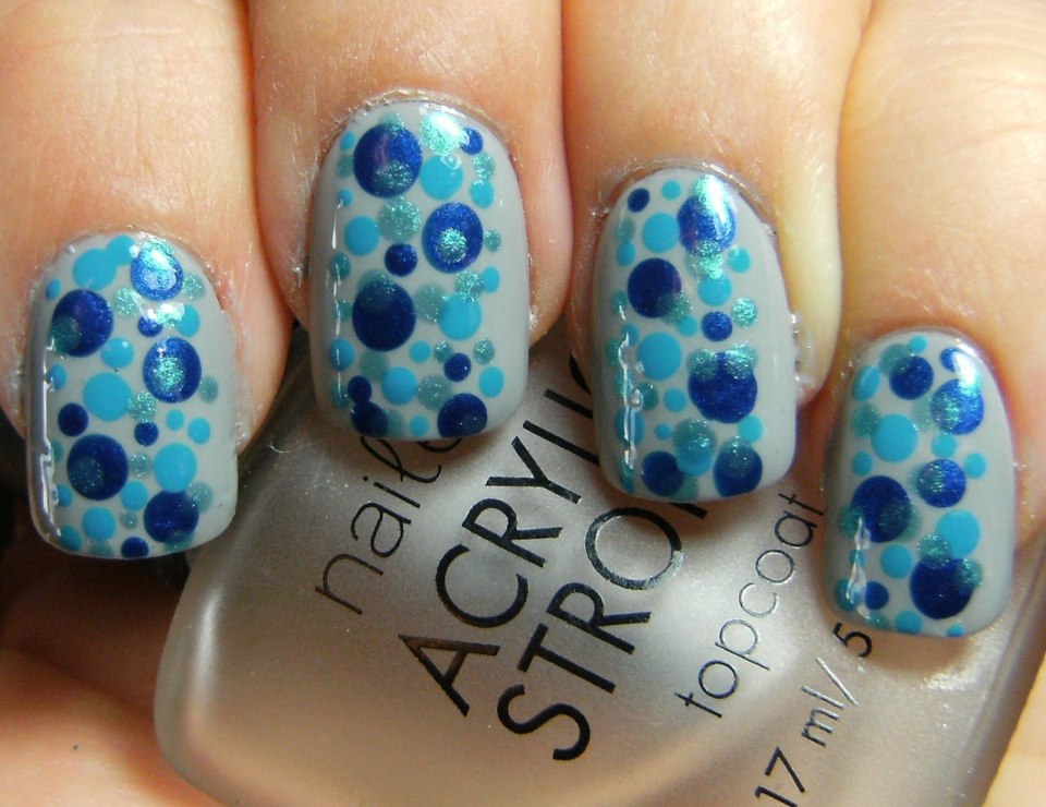 Маникюр с капельками воды летний