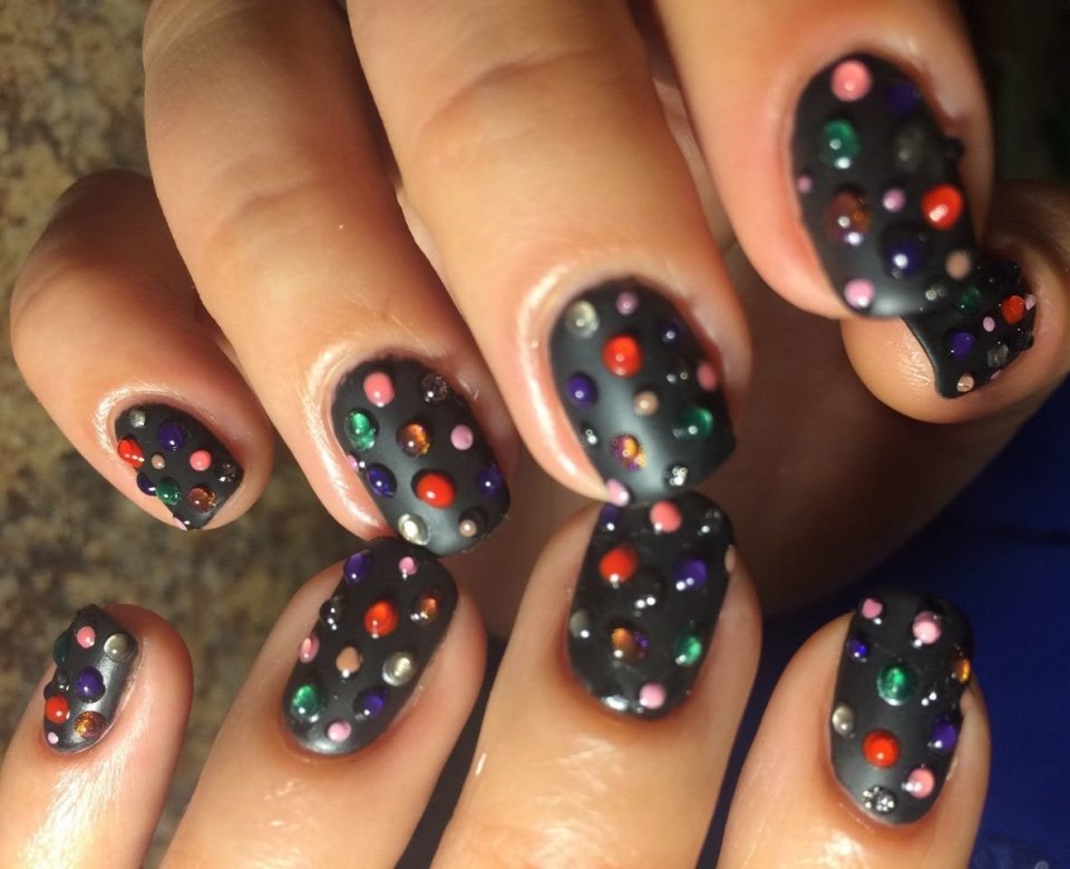 Маникюр на короткие ногти с капельками