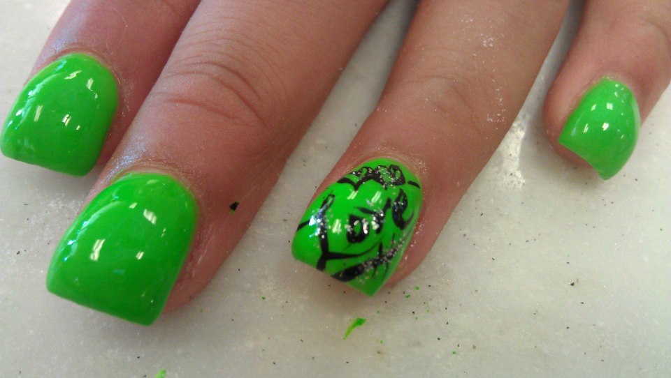 Летний маникюр с капельками