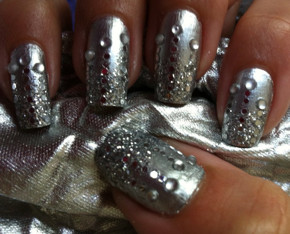 Салатовые ногти с каплями