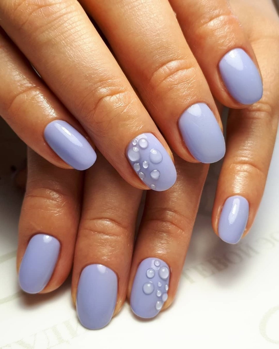 Маникюр на короткие ногти с капельками