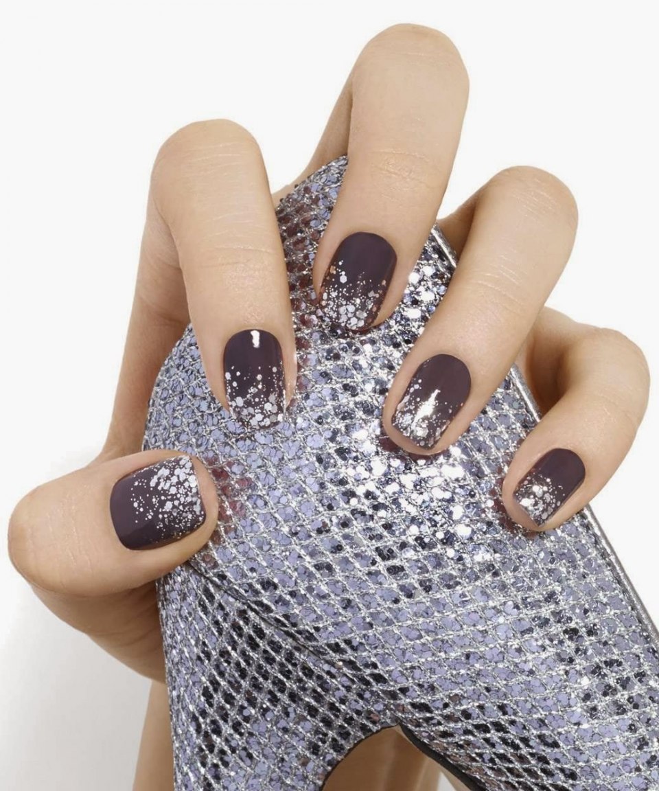 Маникюр в серебристых тонах