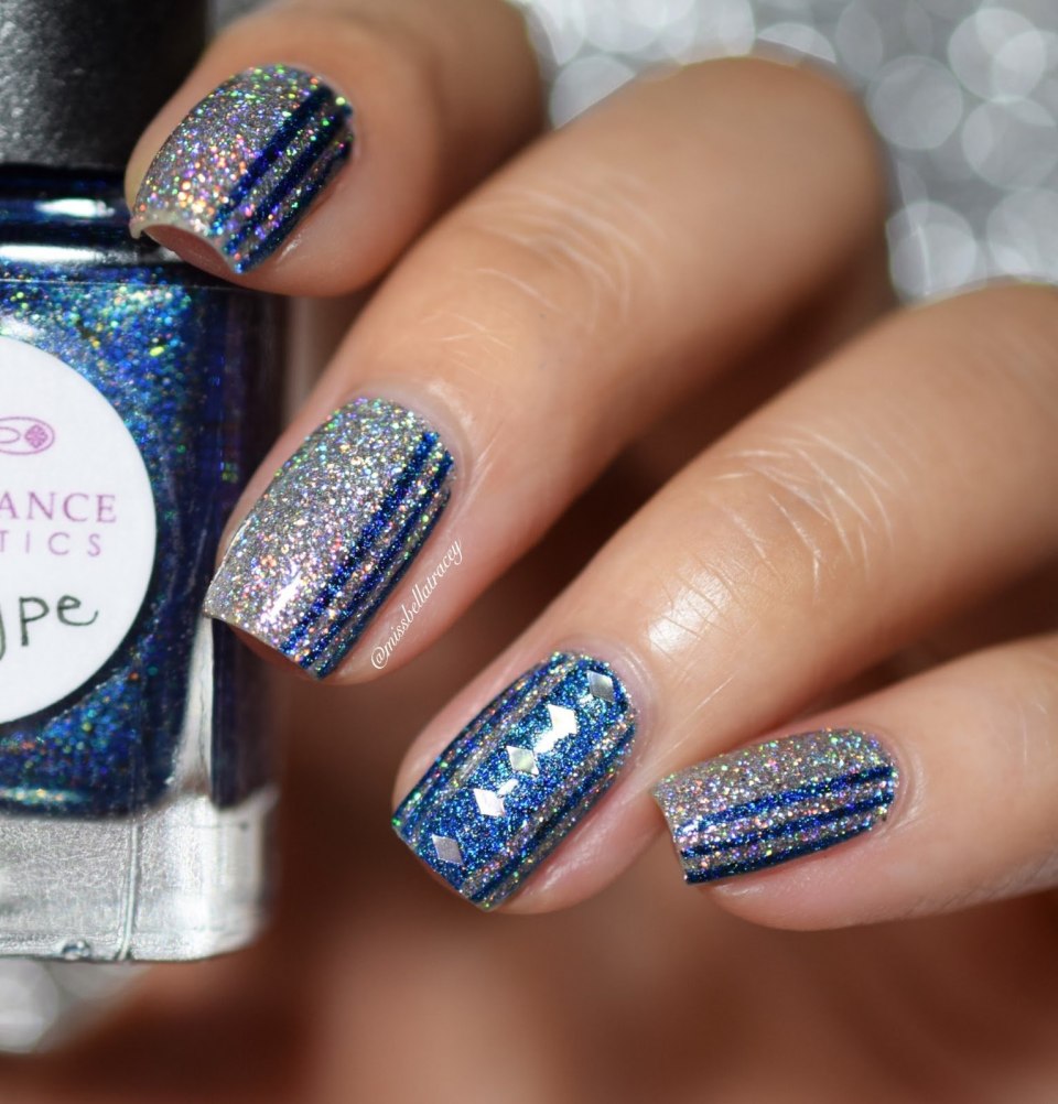 Новогодний маникюр на короткие ногти серебристый