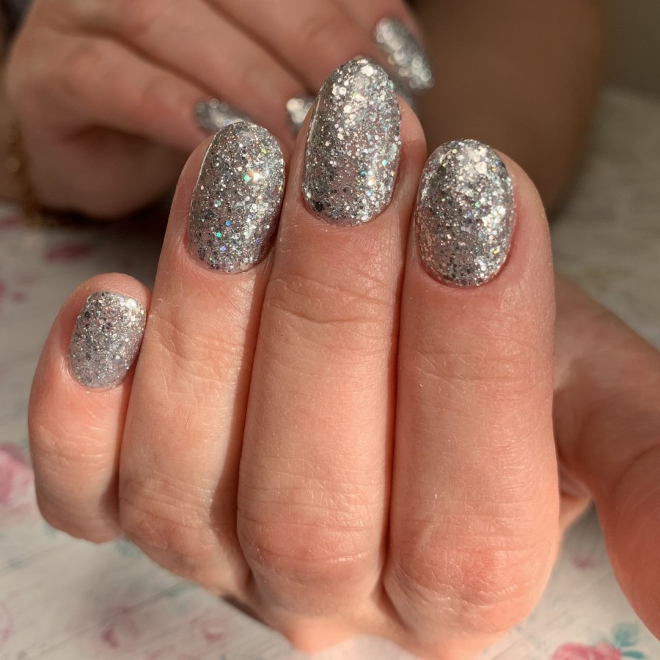 Светоотражающий маникюр