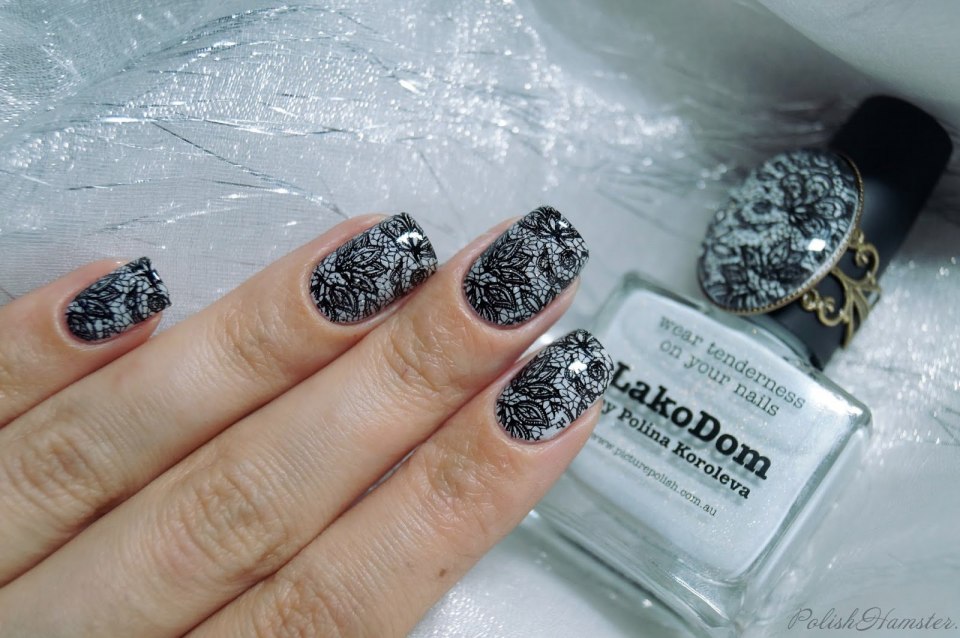 Стильный серебристый маникюр