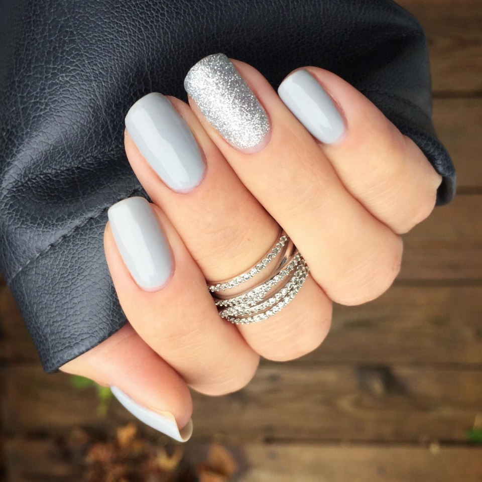 Маникюр серый матовый с серебром