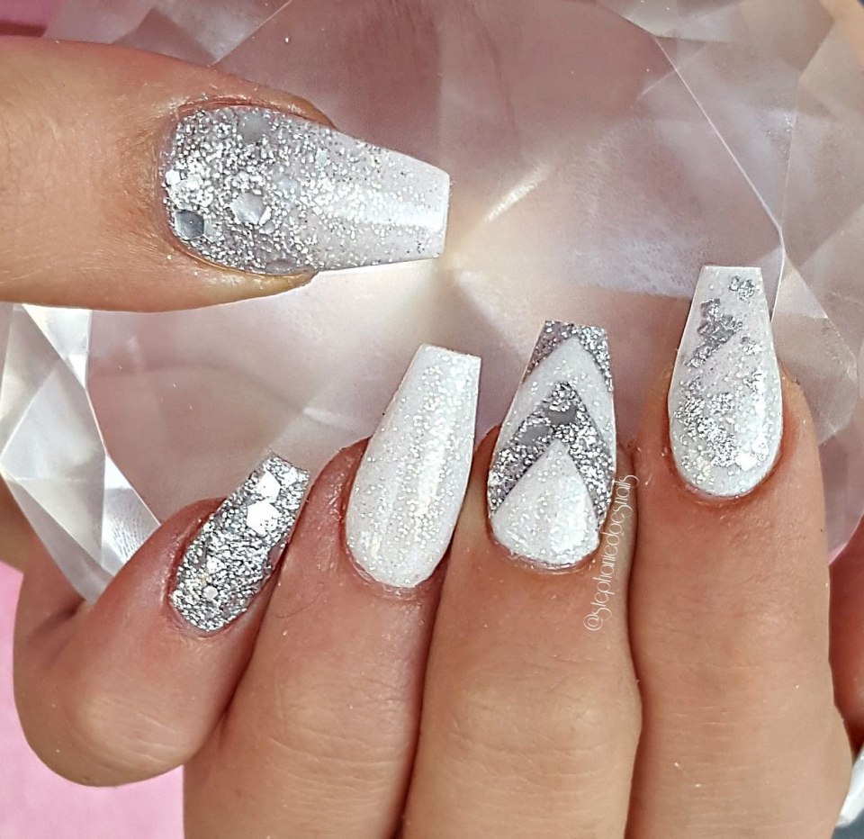 Ногти к серому платью