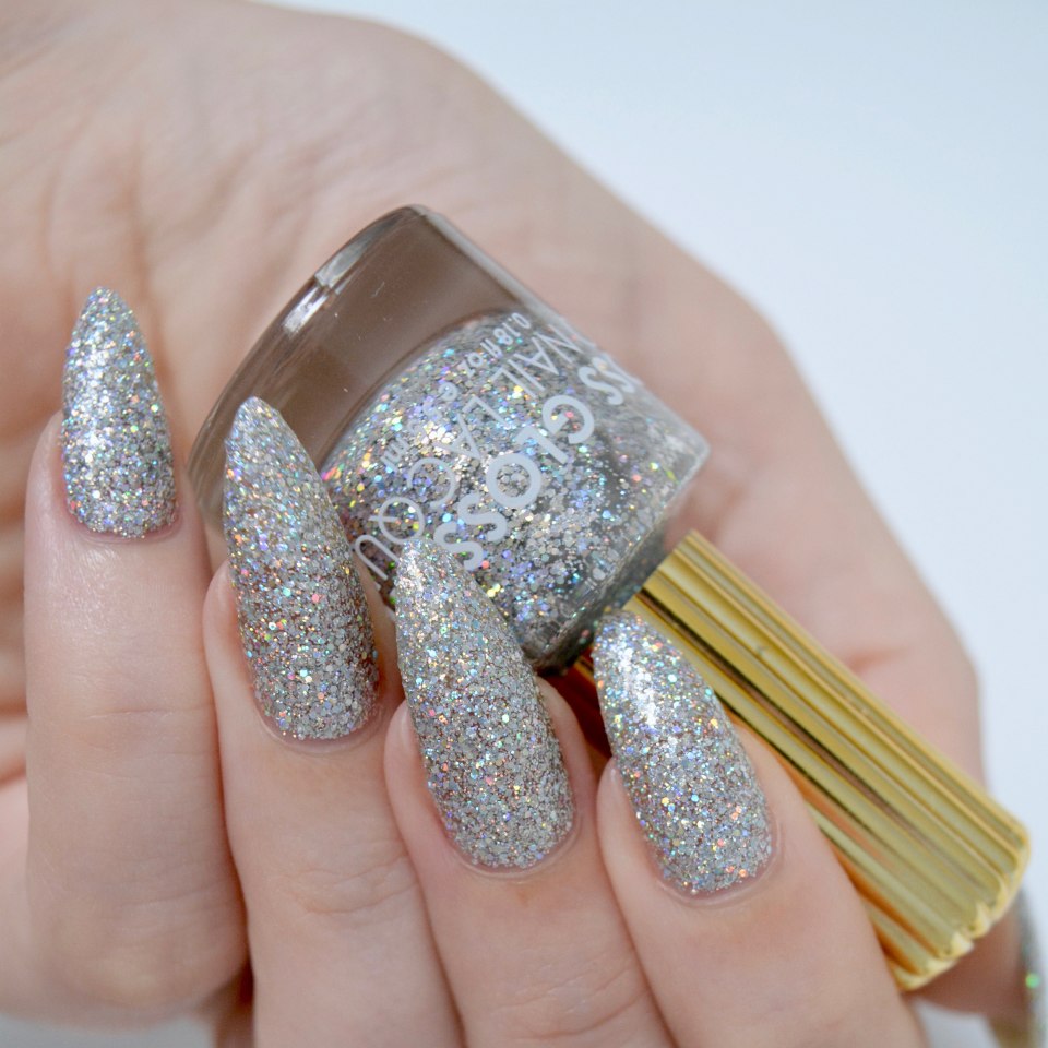 Серебристый маникюр на новый год