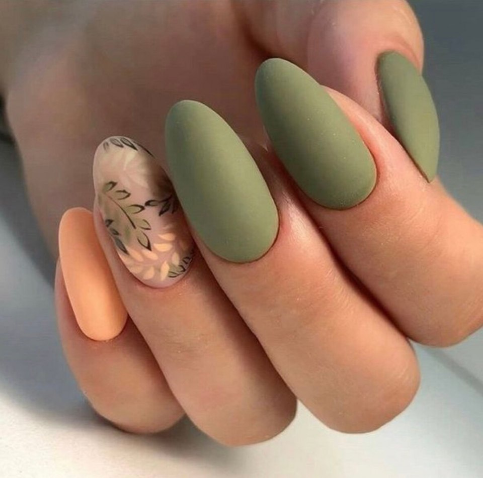 Зелёные матовые ногти миндаль