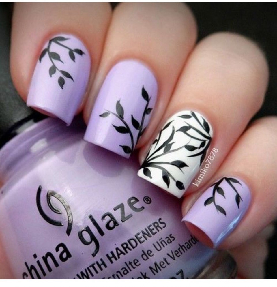 Сиреневые ногти с веточками