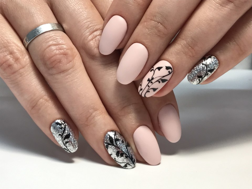 Бежевый маникюр с веточкой