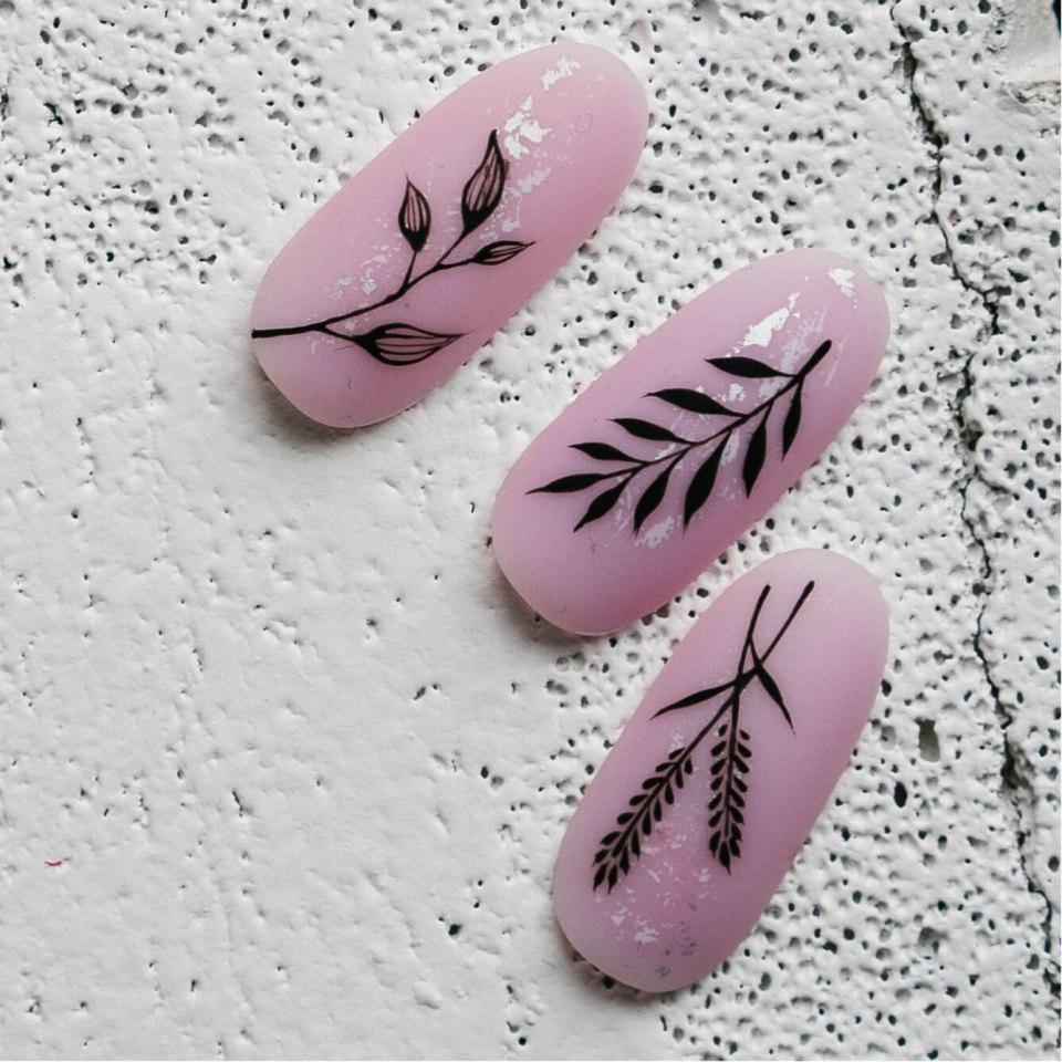 Тонкие линии на ногтях