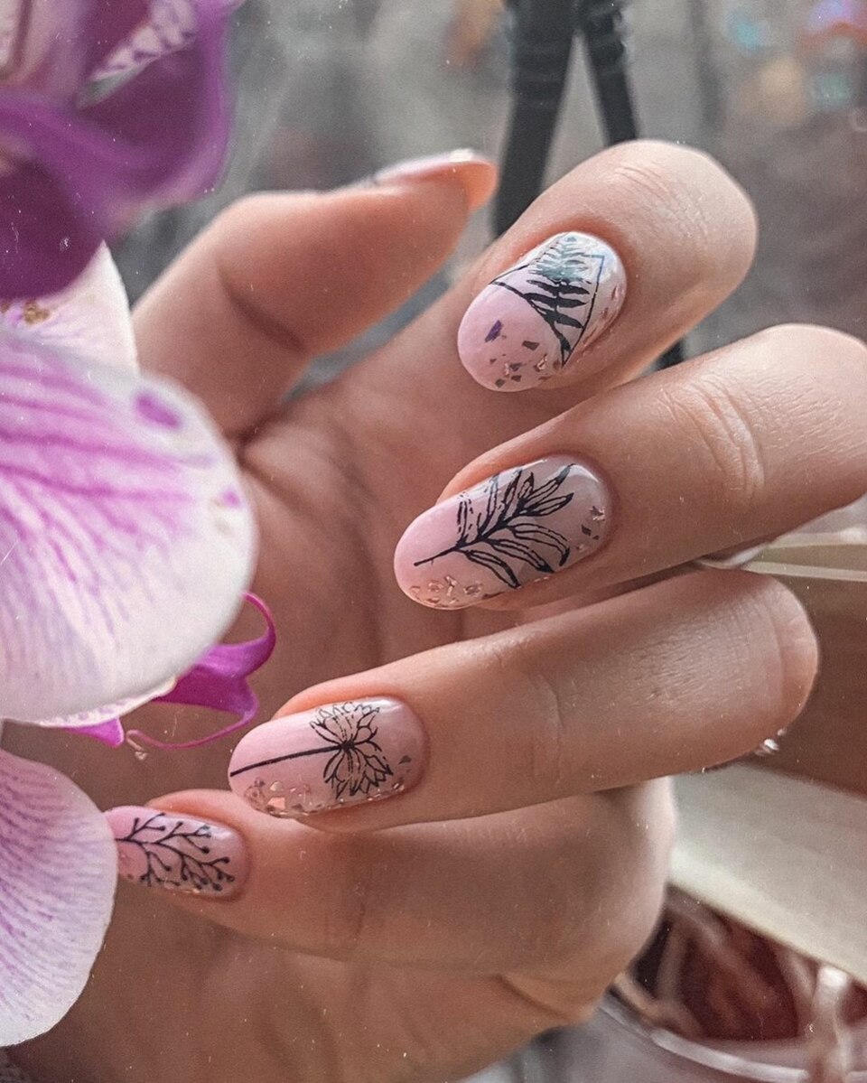 Ногти со стемпингом веточки 2020