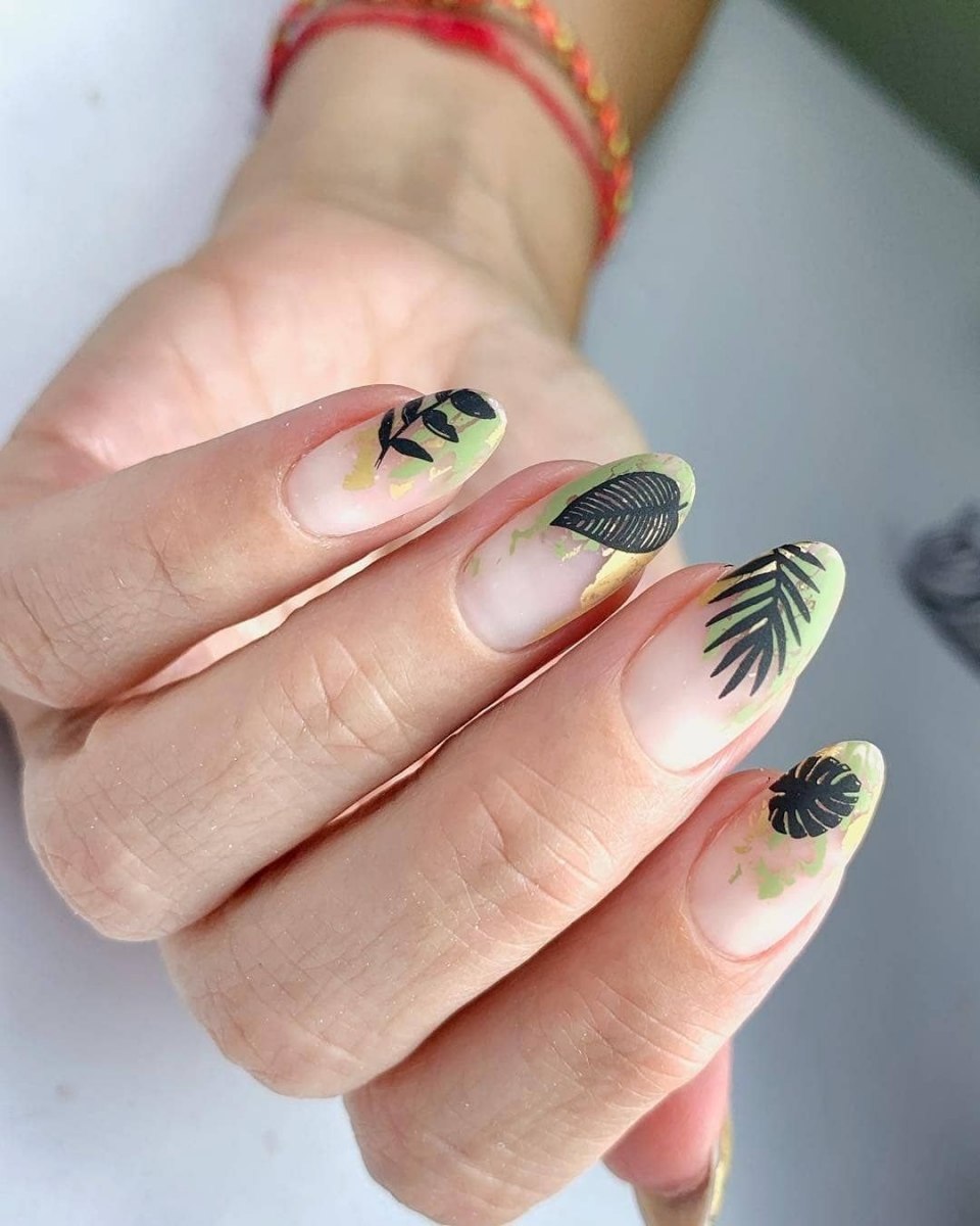 Маникюр с листиками