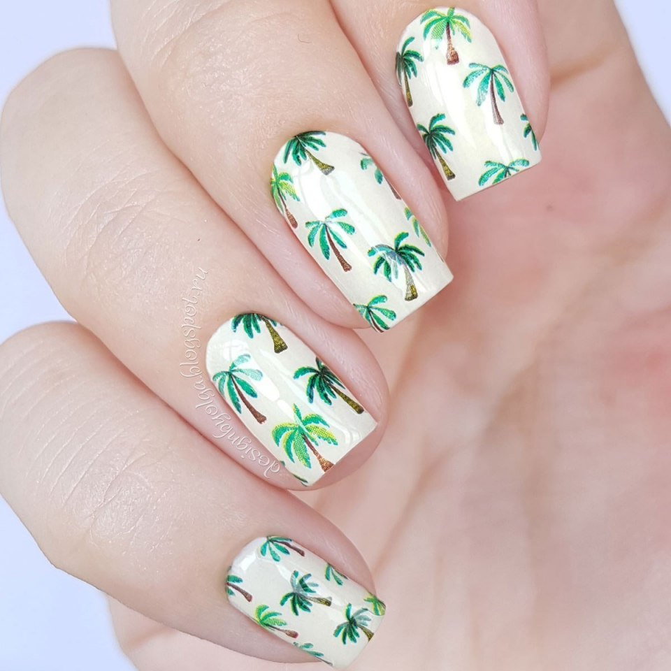 Маникюр с листьями