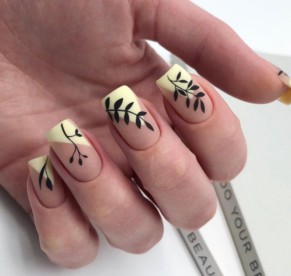 Маникюр с листочками черными