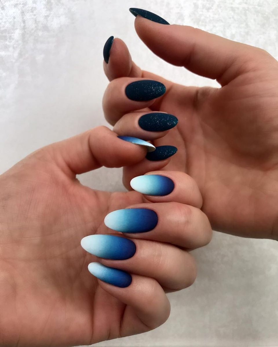 Маникюр разными цветами