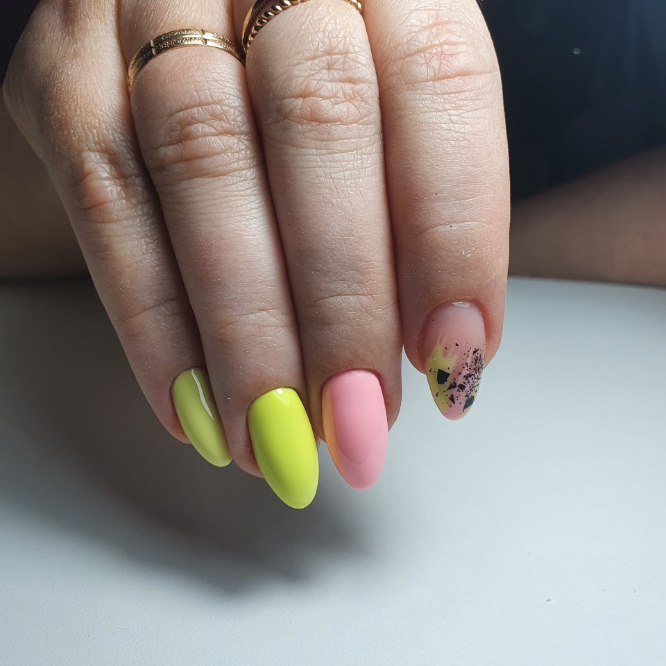Дизайн ногтей 2021 Весна разноцветные