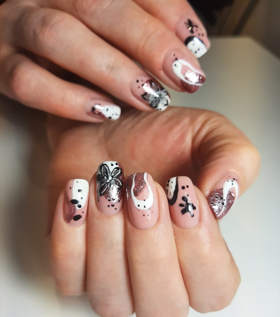 Нежная абстракция на ногтях