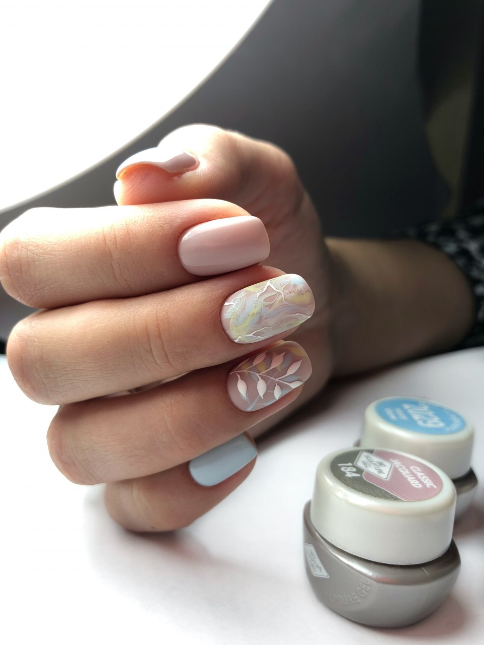 Маникюр со слайдерами 2021