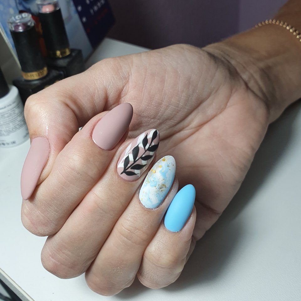 Абстрактный маникюр 2021